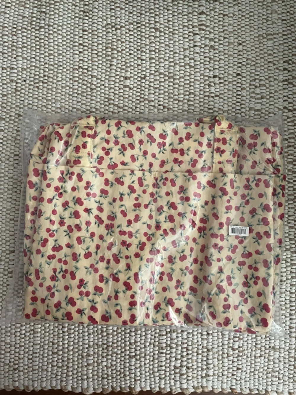 BAGGU Small Cloud Carry-On Bag Cherry Land - Picture 2 of 3